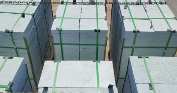 保山 芝麻白花岗岩5公分地铺石 花岗岩厂家工厂装车日常