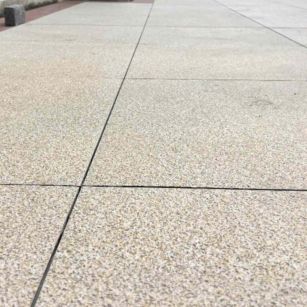 保山 黄金麻花岗岩石板材荔枝面地面铺装效果