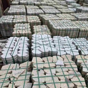 保山 黄金麻白麻花岗岩荔枝面地铺石(冰裂纹)