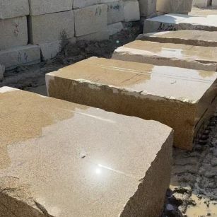 保山 黄金麻方料堆场洗料分选中，原材料充足