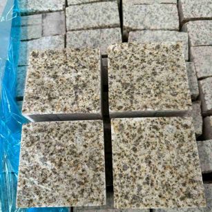 保山 黄金麻花岗岩自然面小方块，弹石，马蹄石等