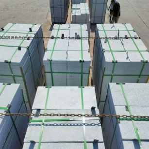 保山 芝麻白花岗岩5公分地铺石 花岗岩厂家工厂装车日常