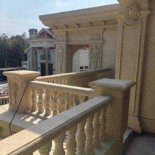 保山 黄金麻别墅外墙干挂雕花配合阳台栏杆花瓶柱