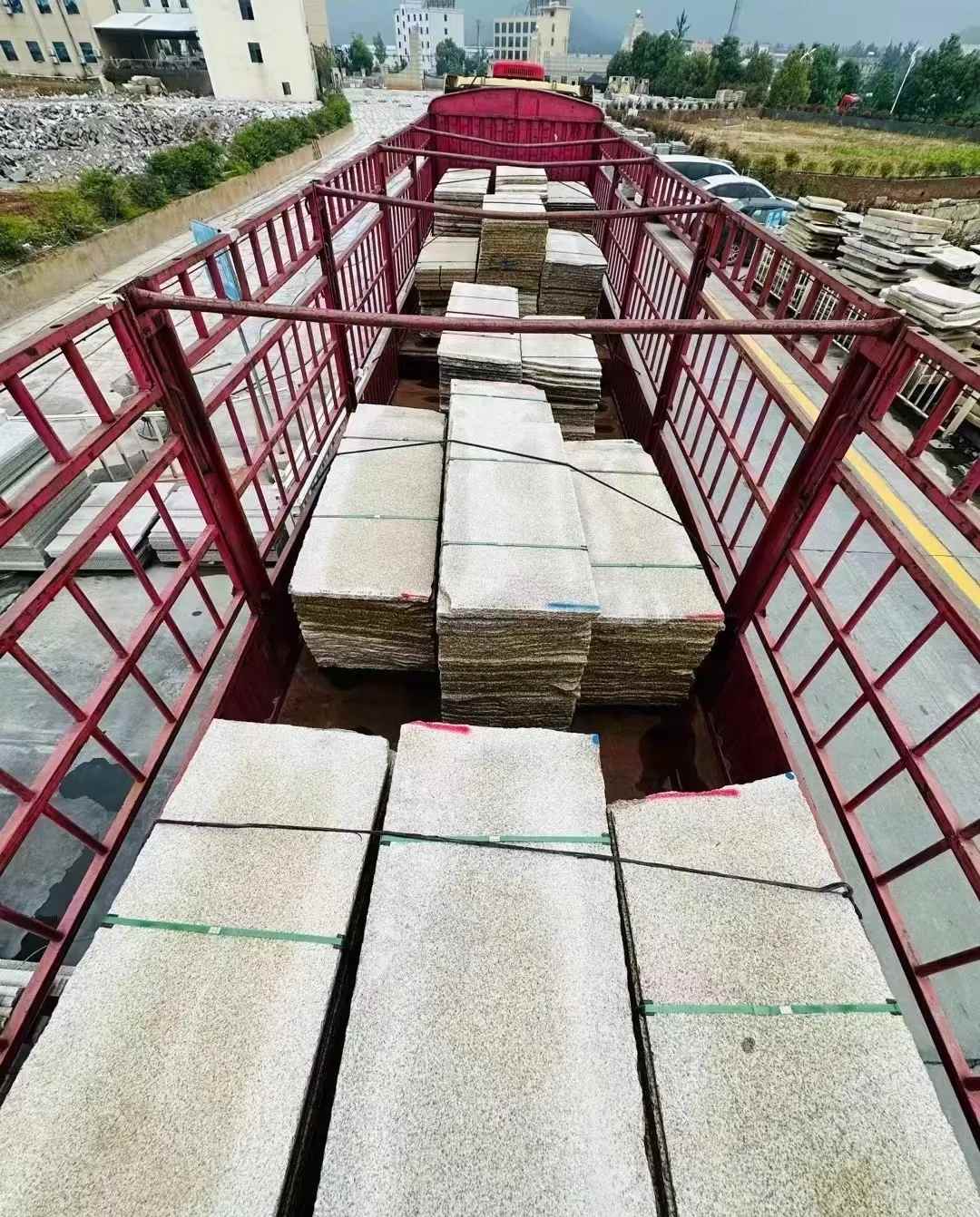 保山 黄金麻花岗岩荔枝面，光面毛板装车完成