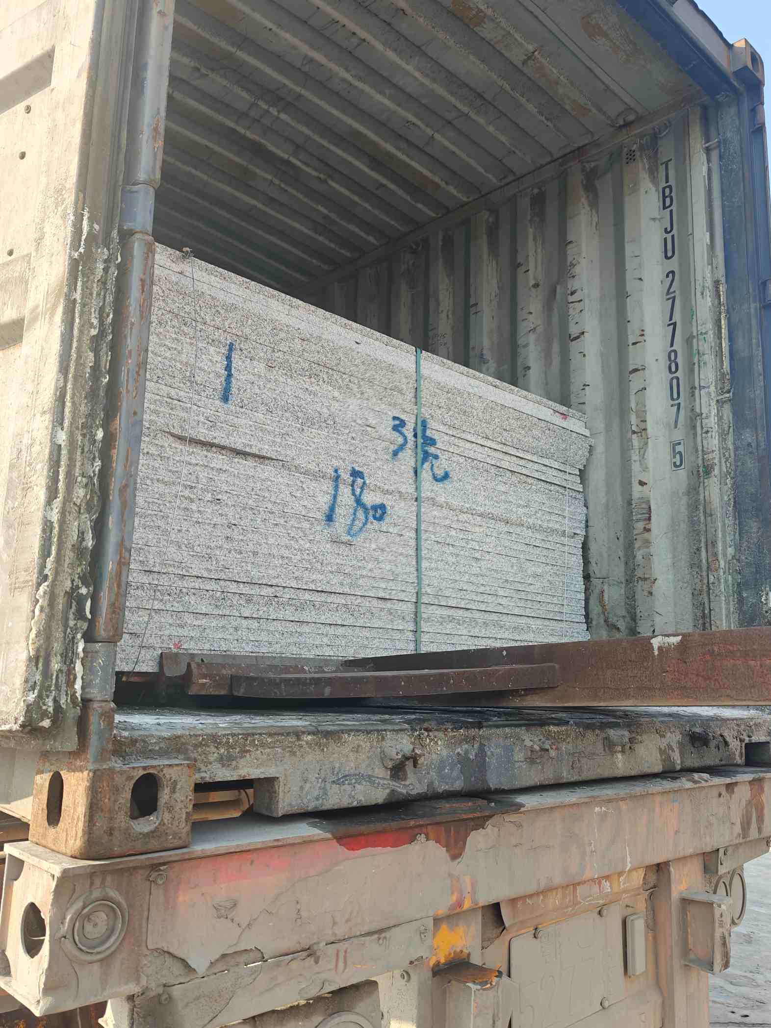 保山 芝麻白花岗岩石材3.0公分光面毛板装柜出货