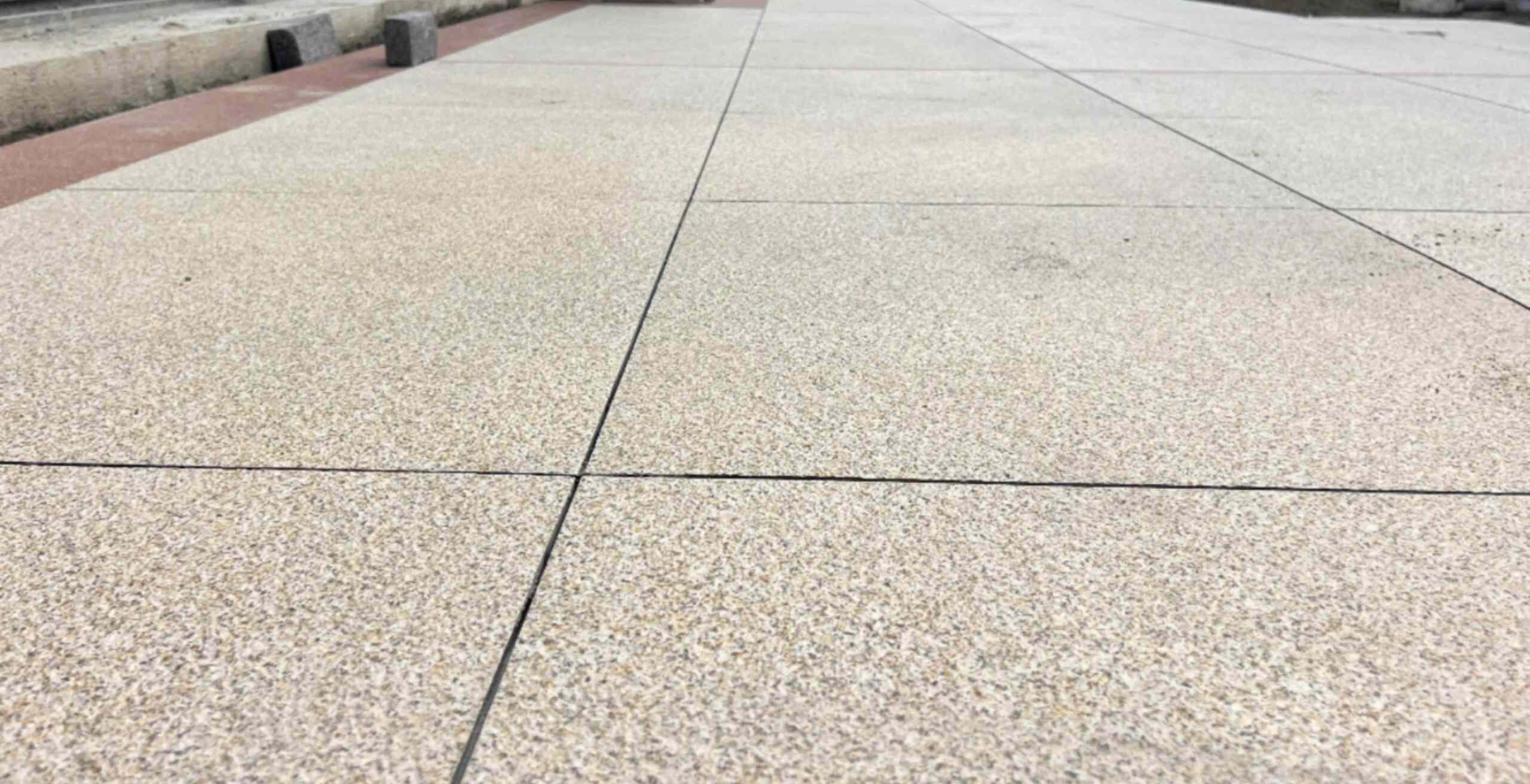 保山 黄金麻花岗岩石板材荔枝面地面铺装效果