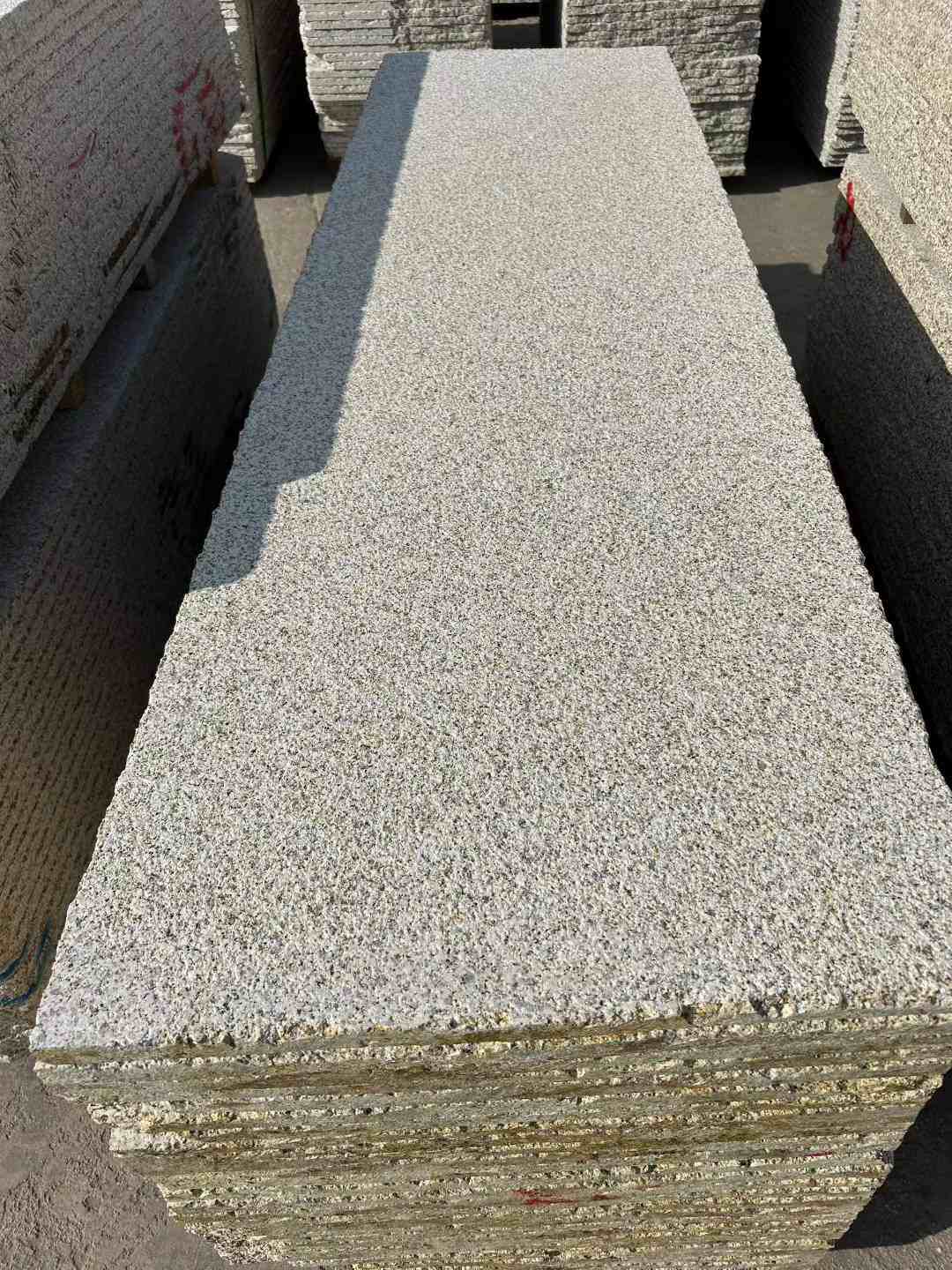 保山 黄金麻花岗岩荔枝面毛板，半成品