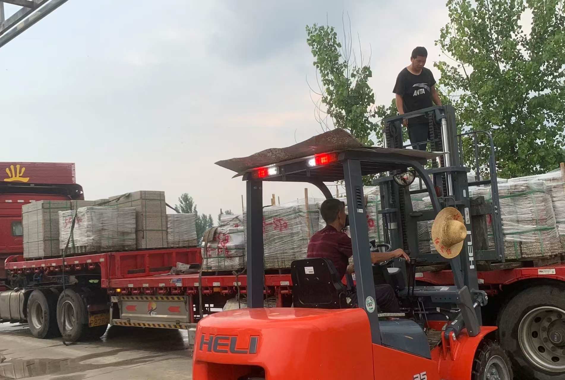 保山 黄金麻冰裂纹，地铺石装车