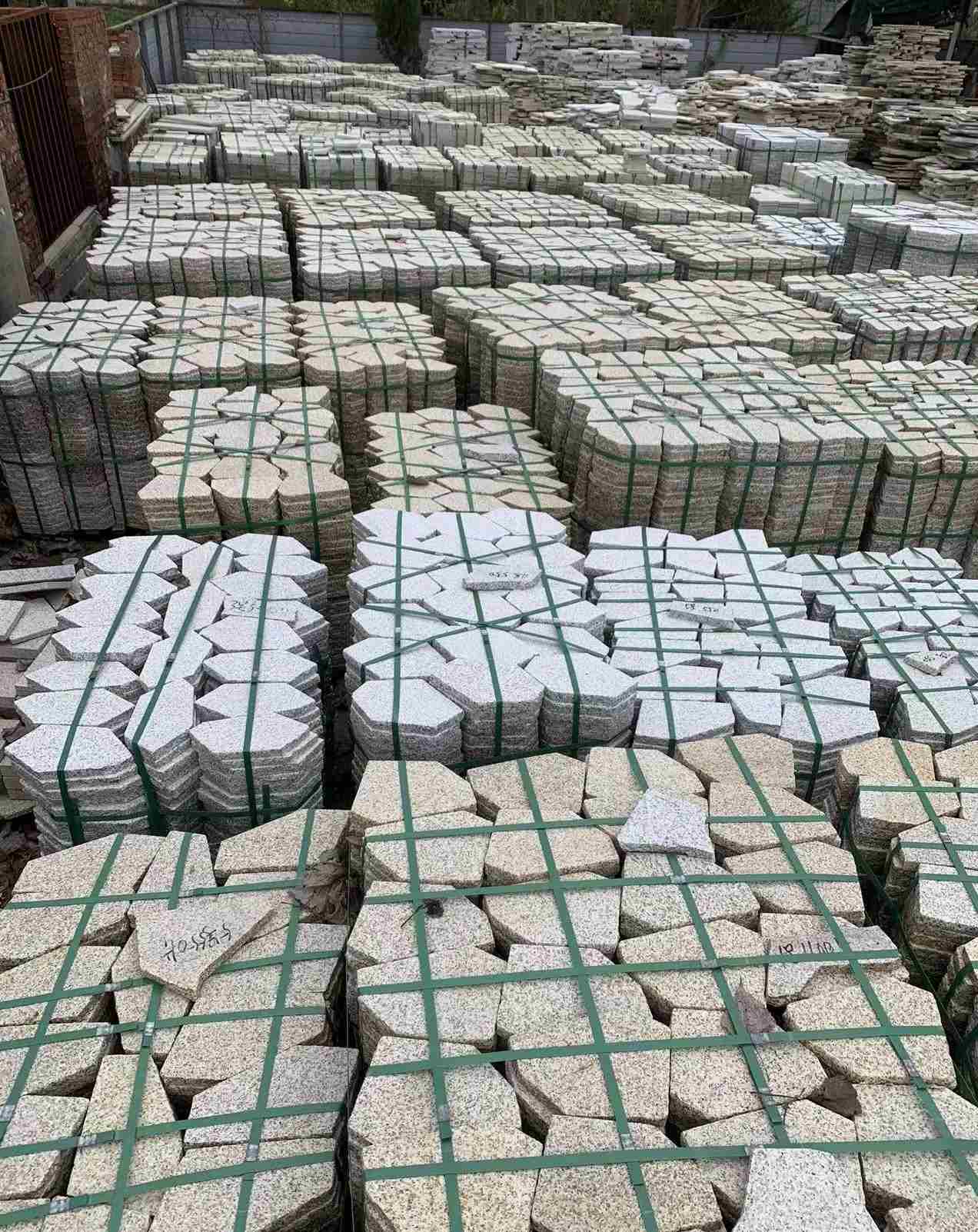 保山 黄金麻白麻花岗岩荔枝面地铺石(冰裂纹)