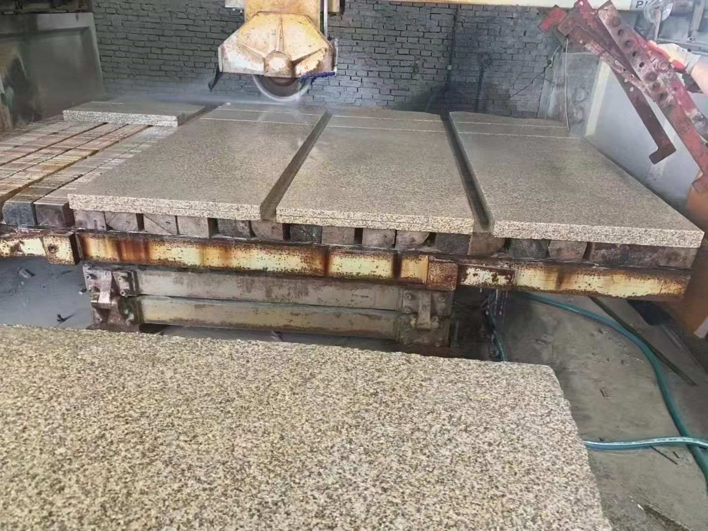 保山 黄金麻荔枝面成品板加工