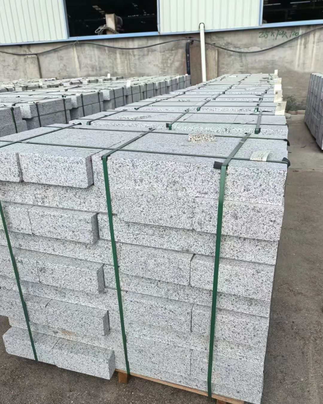 保山 白麻花岗岩路沿石，弧形路沿石，道牙石，马路牙子，界石，路缘石，平沿石，直岩石，平缘石等