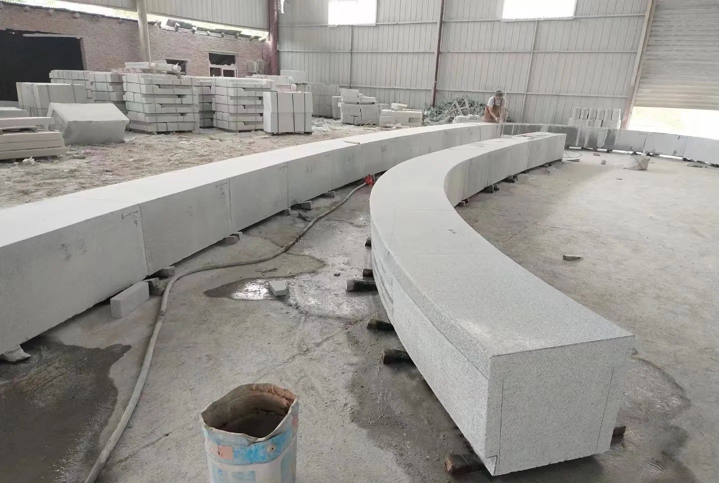 保山芝麻白花岗岩石板材 园林光面弧形坐凳