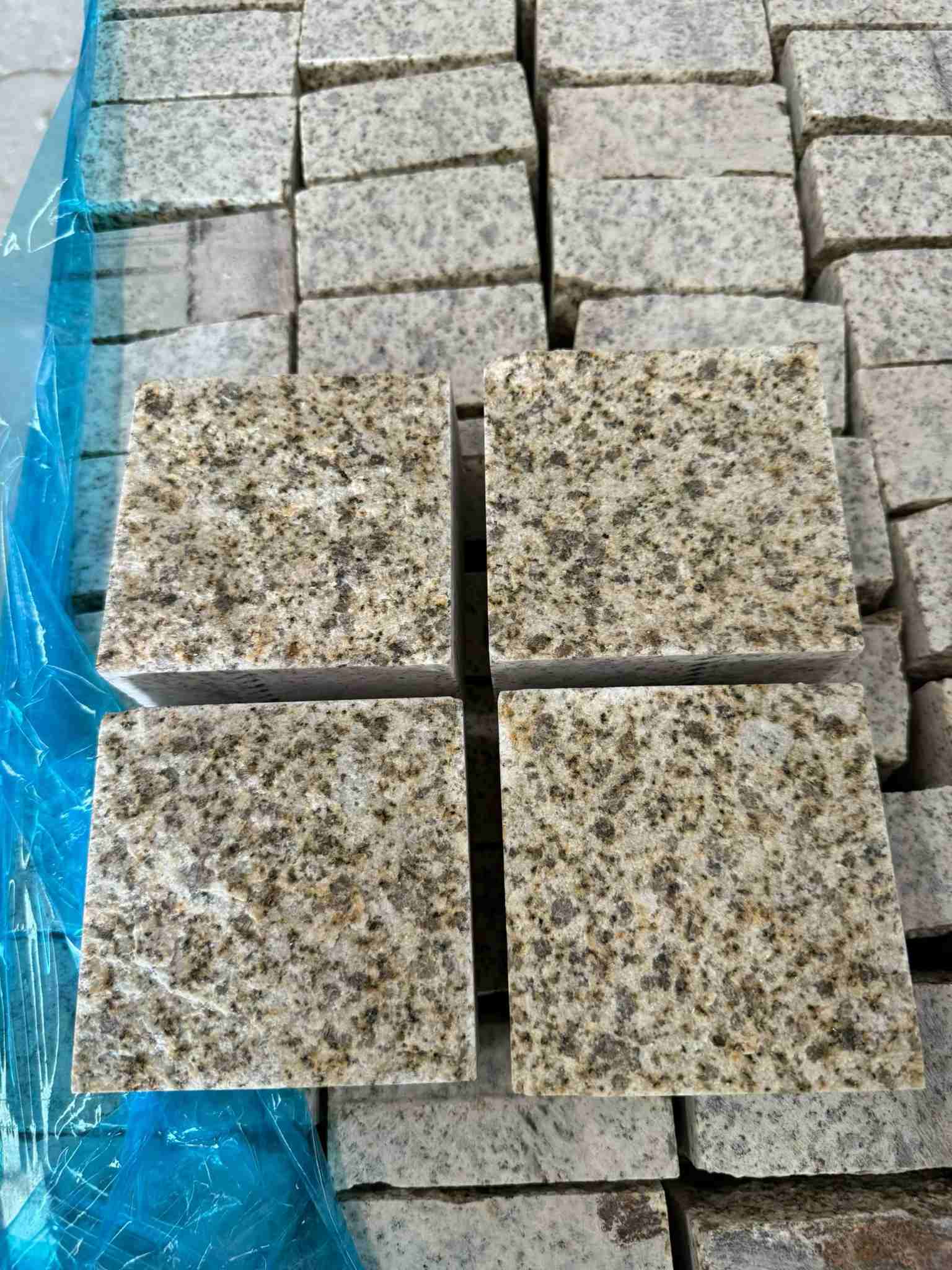 保山 黄金麻花岗岩自然面小方块，弹石，马蹄石等