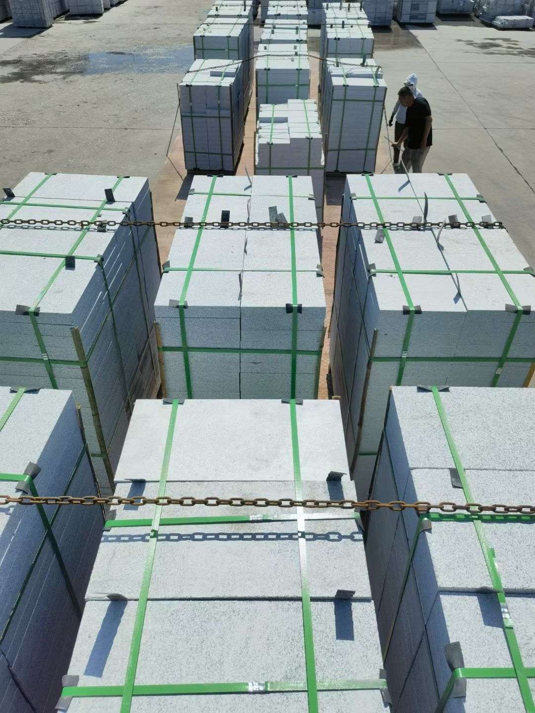 保山 芝麻白花岗岩5公分地铺石 花岗岩厂家工厂装车日常