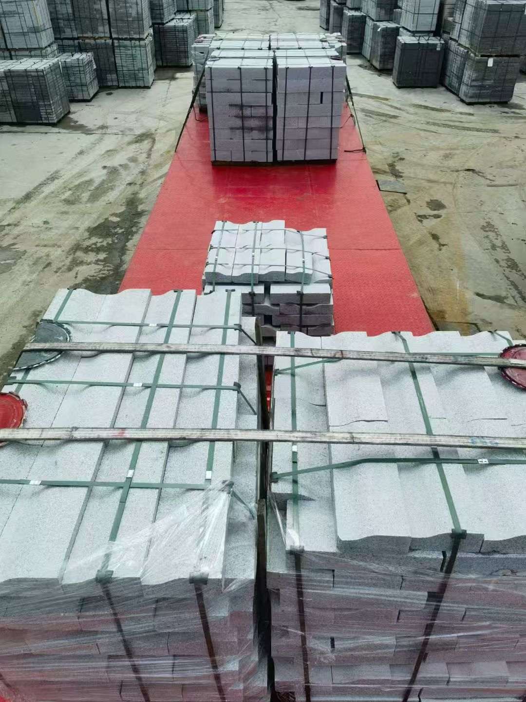 保山 芝麻白仿形加直形路沿石出货日常