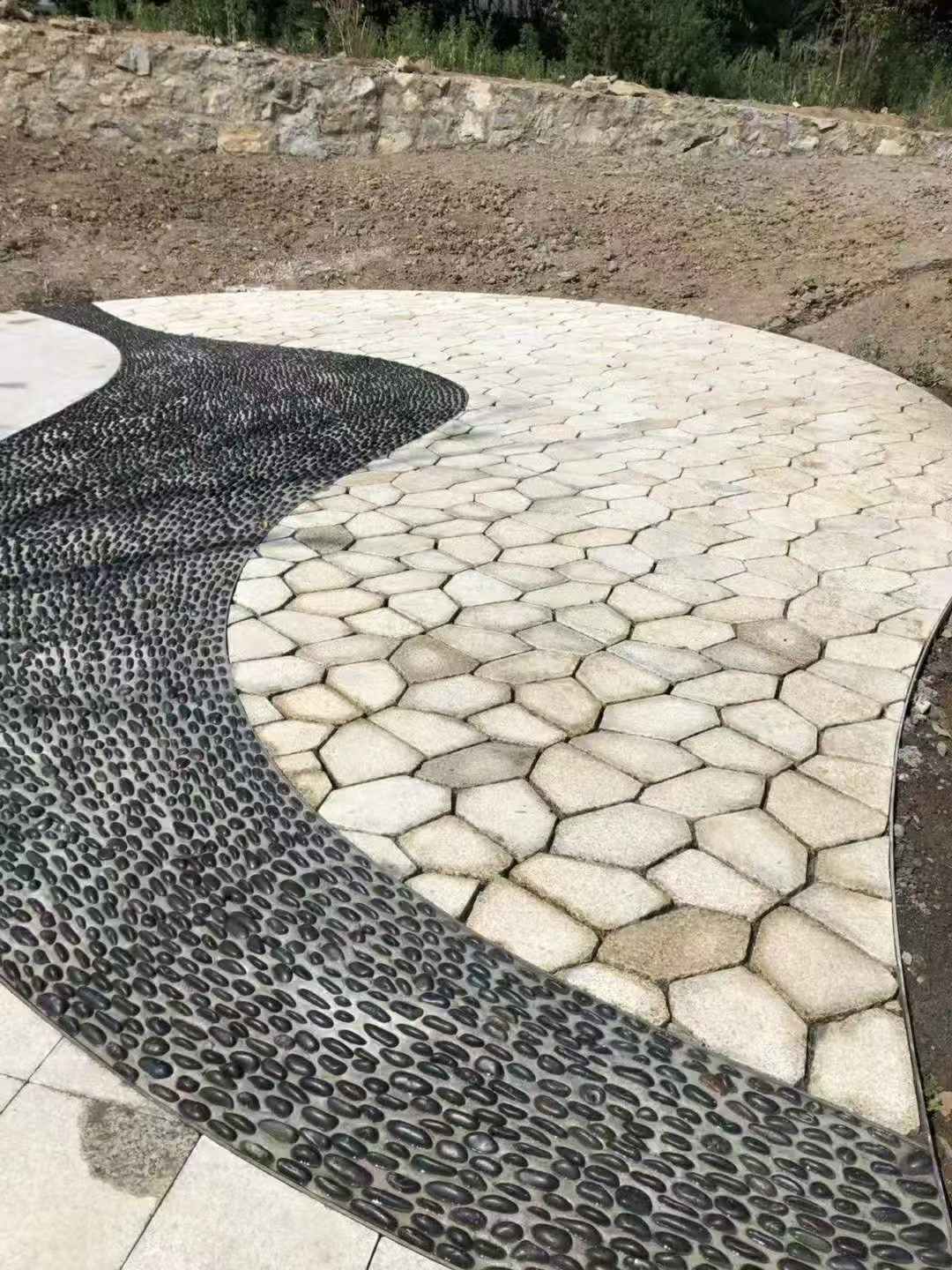 保山 黄金麻冰裂纹地铺石工地铺装案例