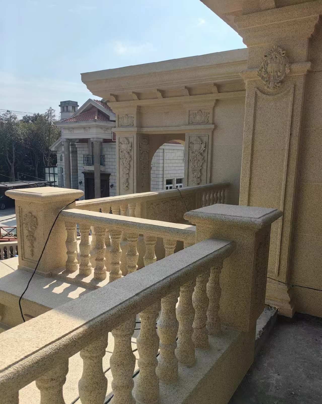 保山 黄金麻别墅外墙干挂雕花配合阳台栏杆花瓶柱