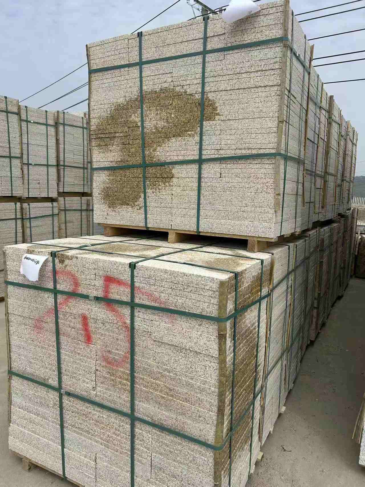 保山 黄金麻花岗岩石材荔枝面地铺石2.5*300*600