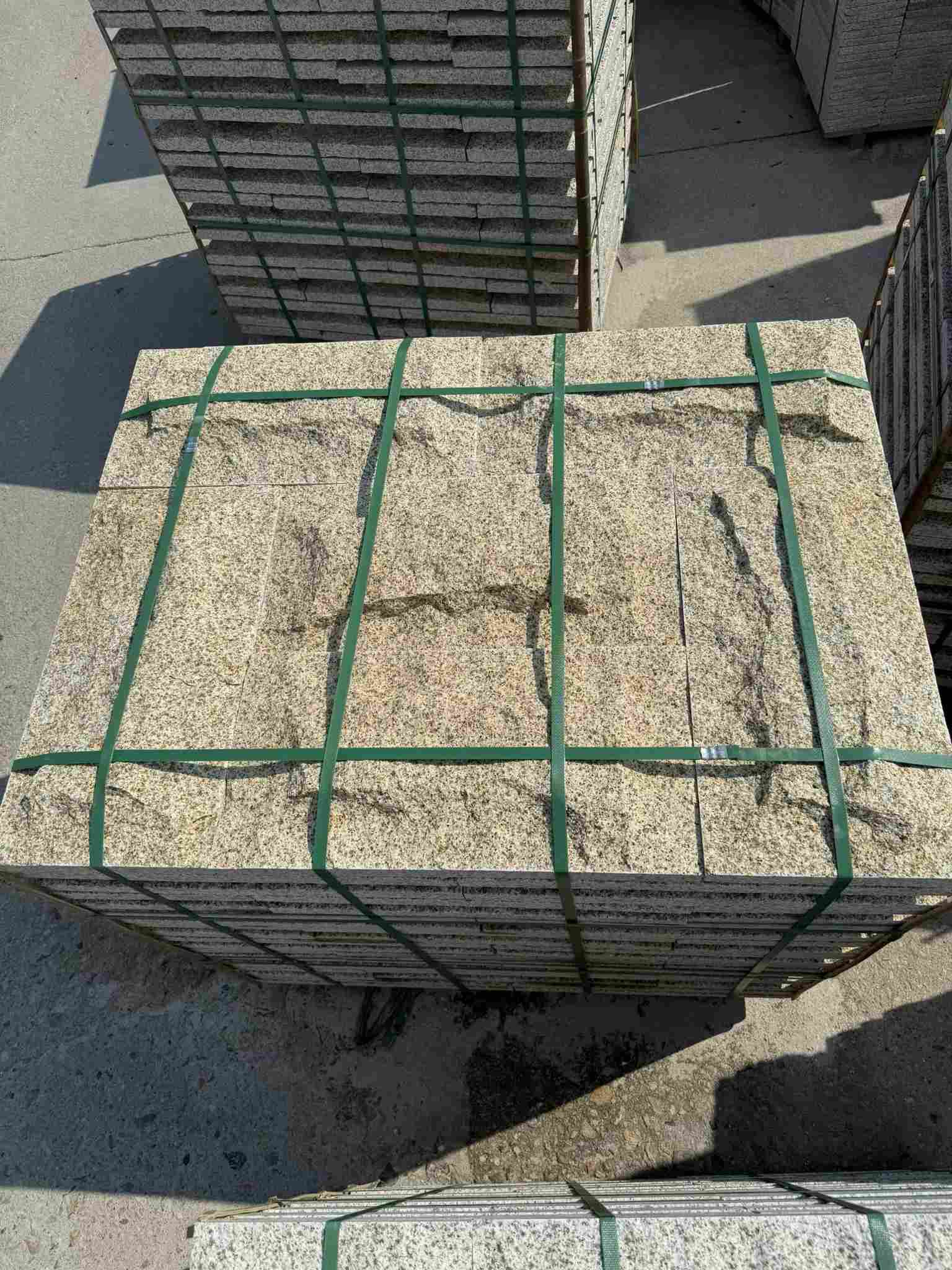 保山 黄金麻花岗岩石材自然面蘑菇石成品