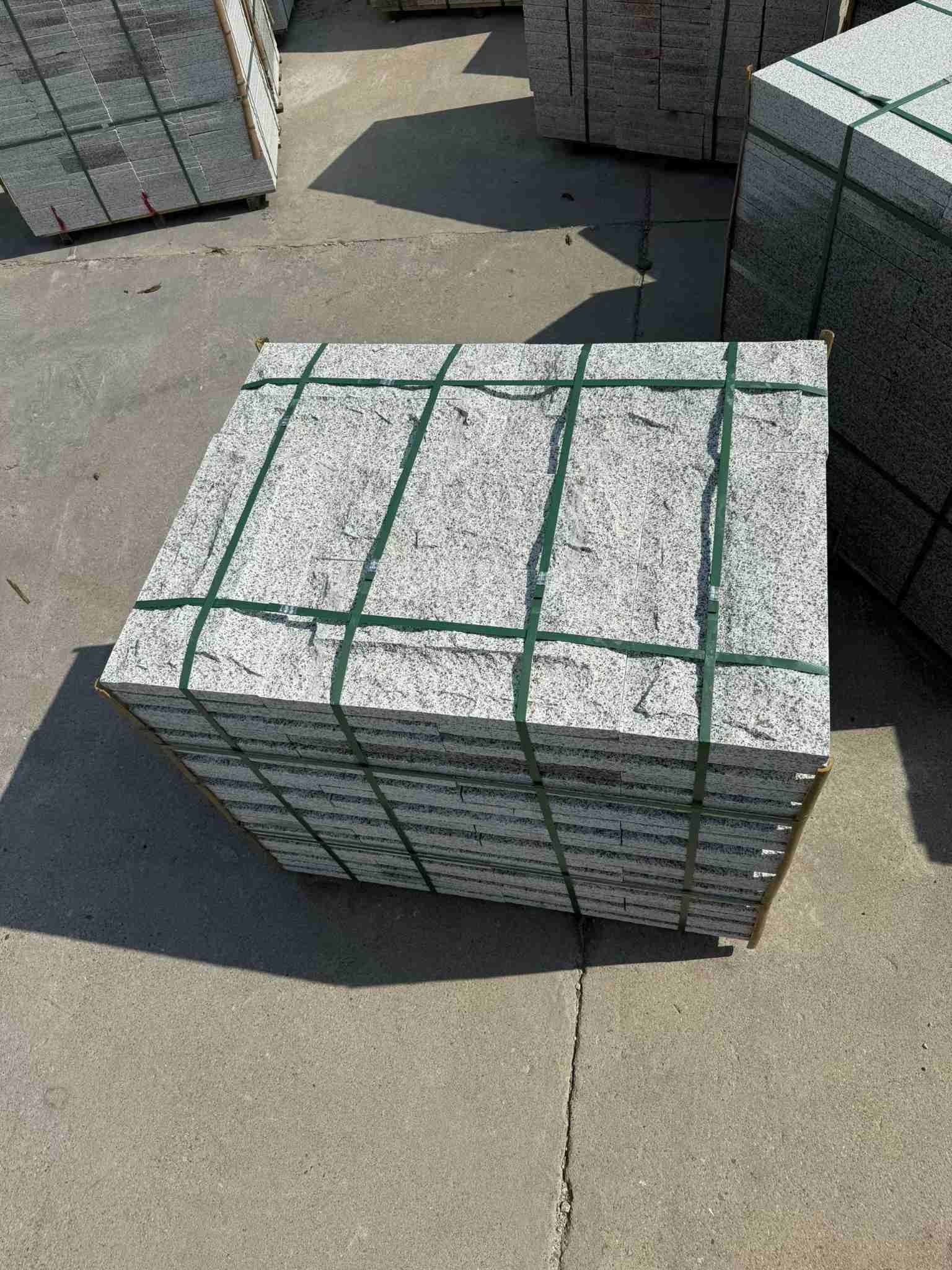 保山 白麻花岗岩石材自然面蘑菇石成品