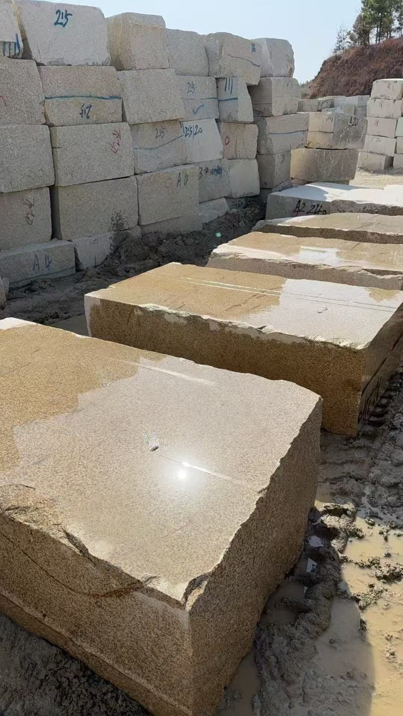 保山 黄金麻方料堆场洗料分选中，原材料充足