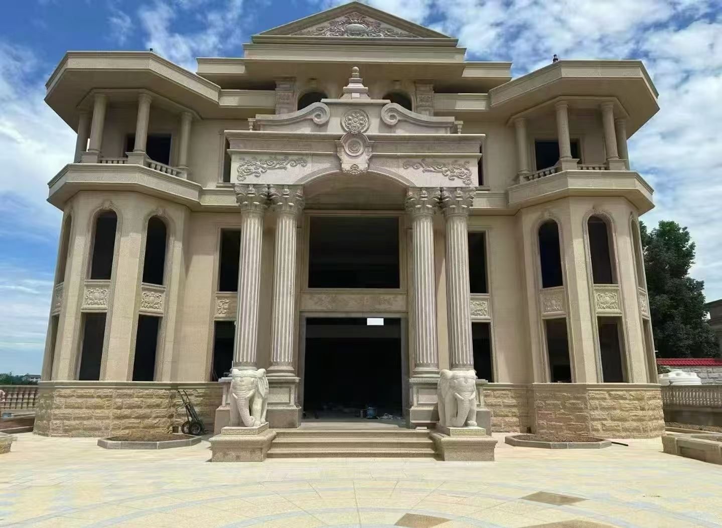 保山 黄金麻别墅外墙干挂，大柱，大象，蘑菇石，雕花板