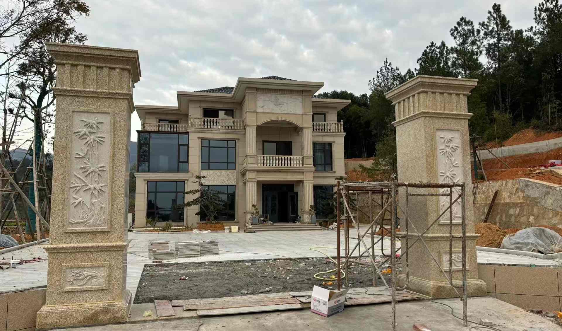 保山 黄金麻花岗岩别墅雕花外墙干挂配上门口雕花罗马柱