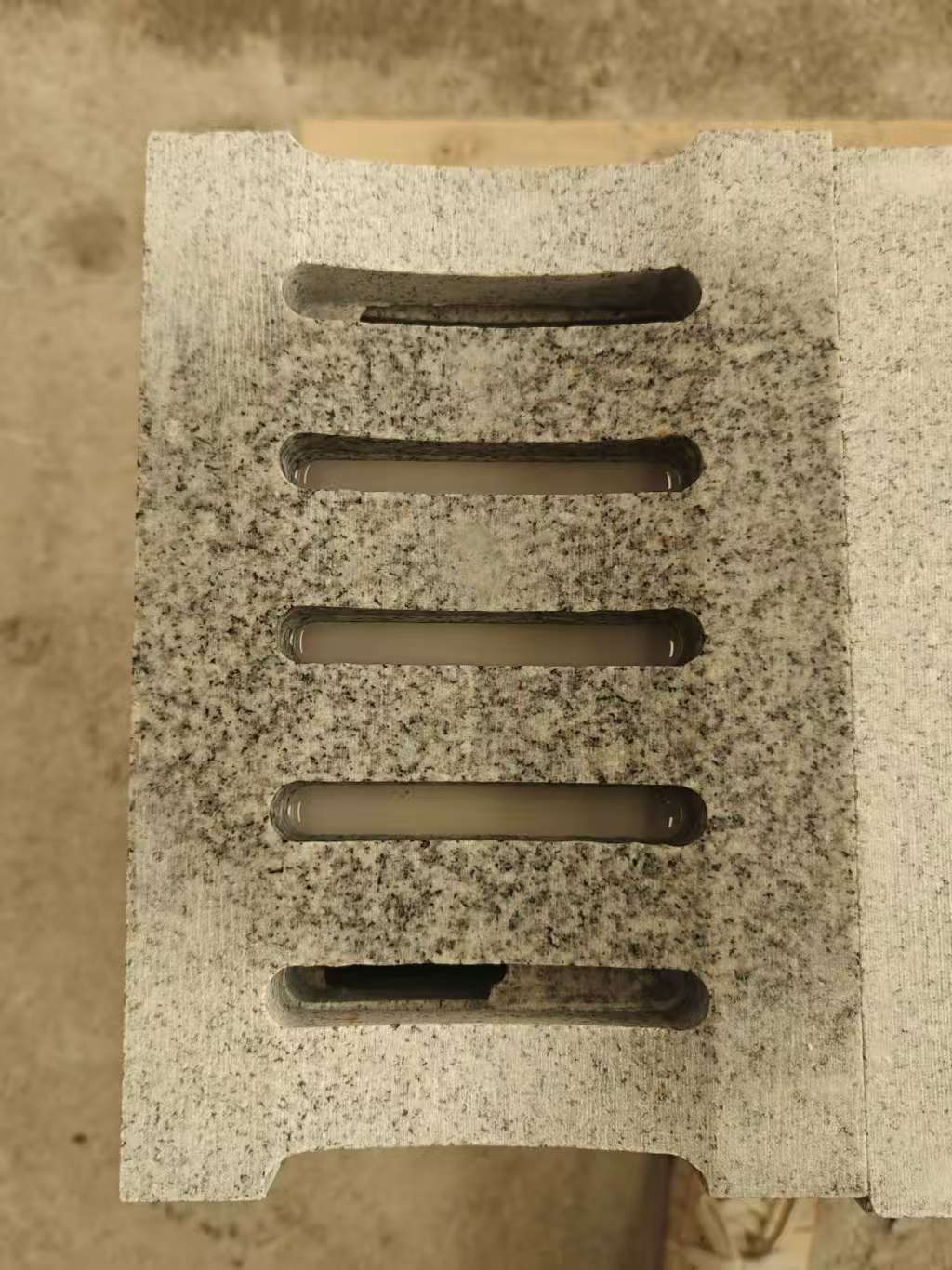 保山 芝麻白拉丝面花岗岩U型开槽排水槽